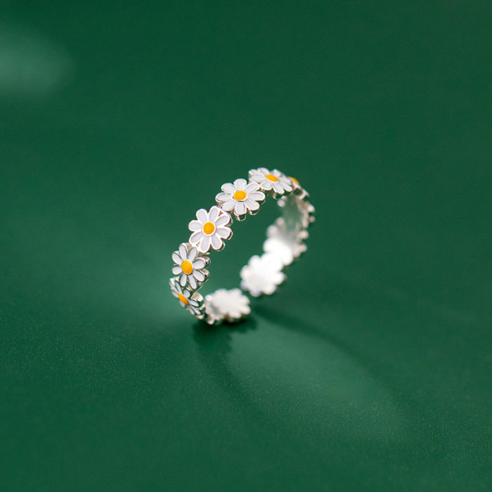 טבעת בעיצוב פרחים עם מידה מתכווננת לכל אצבע