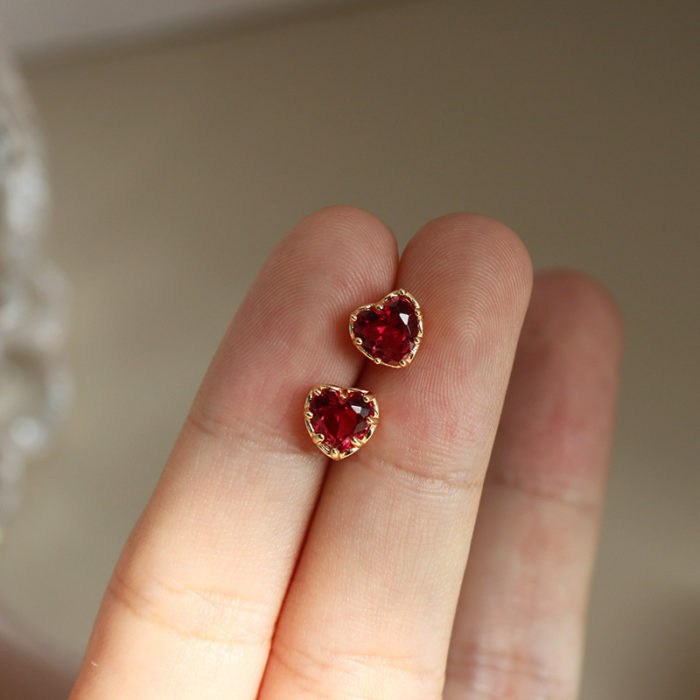 זוג עגילים עם אבן חן אדומה בצורת לב