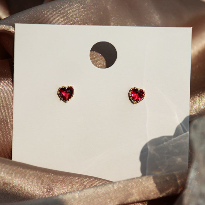 זוג עגילים עם אבן חן אדומה בצורת לב