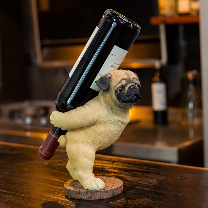 מחזיק בקבוק יין דקורטיבי בצורת כלב פאג חמוד