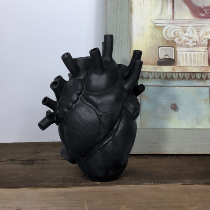 אגרטל בעיצוב לב אנושי אנטומי