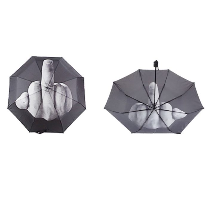מטריה מצחיקה עם ציור של אצבע משולשת
