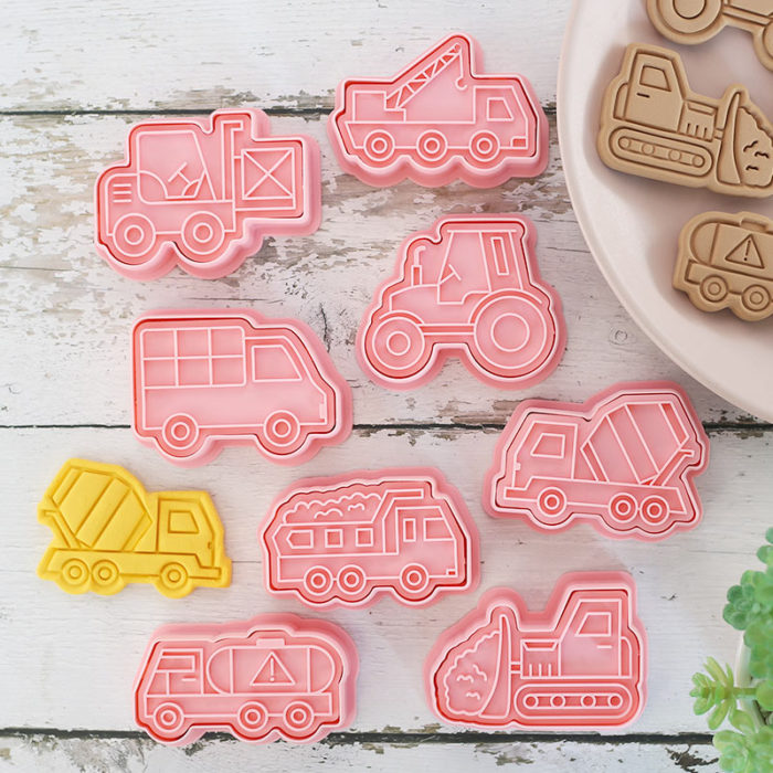 8 חותכי עוגיות בצורת משאיות במגוון גדלים