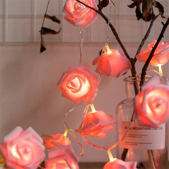 מחרוזת תאורה עם נורות בעיצוב ורדים הפועלת באמצעות סוללות