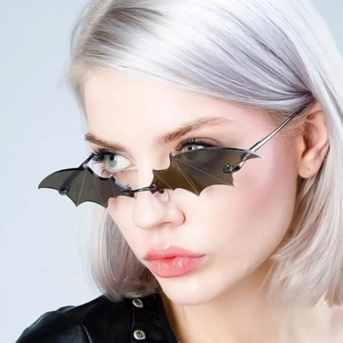 משקפיים בעיצוב כנפיים של עטלף עם עדשות במגוון צבעים