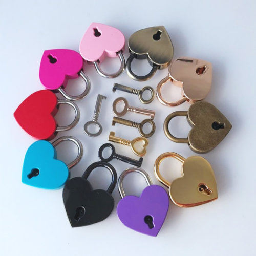 מנעול בצורת לב עם מפתח במגוון צבעים