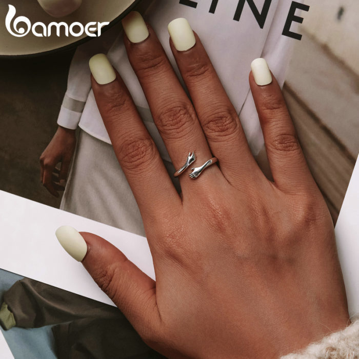 טבעת בגודל מתכוונן בעיצוב ידיים מחבקות