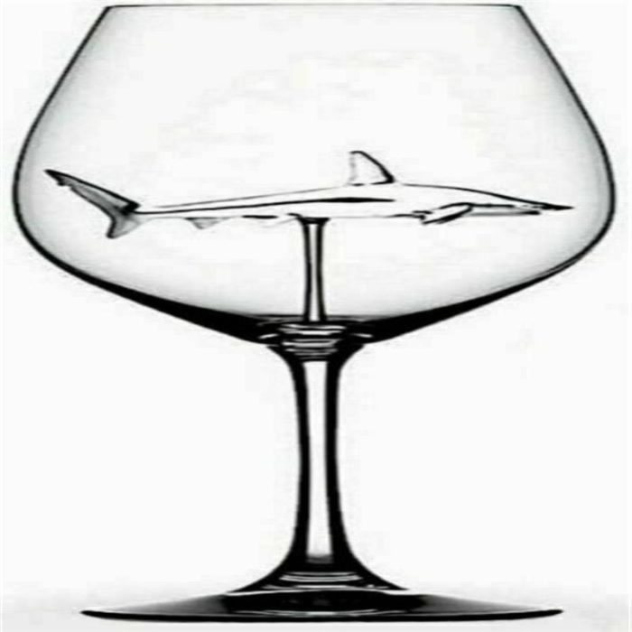 כוס יין עם כריש זכוכית בתוך הכוס