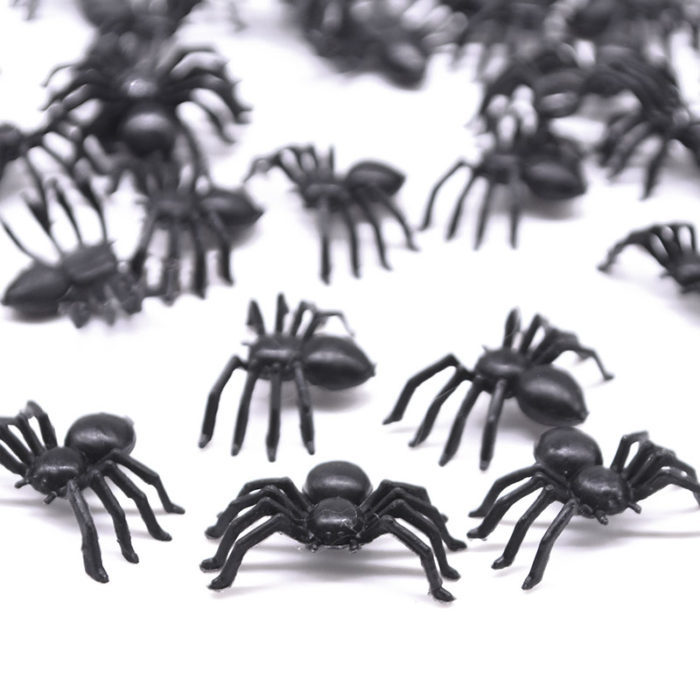 50 עכבישים מפלסטיק לקישוט והפחדה