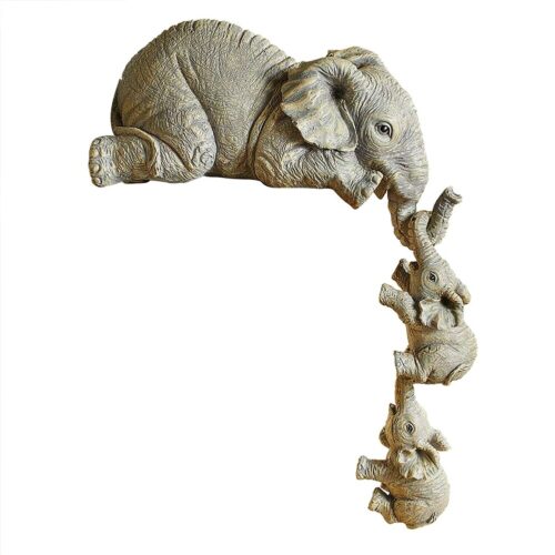 פסל מקסים למדף של אמא פילה מצילה את הילדים מנפילה
