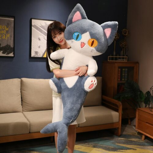 בובה גדולה בעיצוב מדליק של חתול כריש