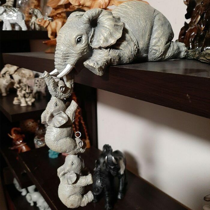 פסל מקסים למדף של אמא פילה מצילה את הילדים מנפילה
