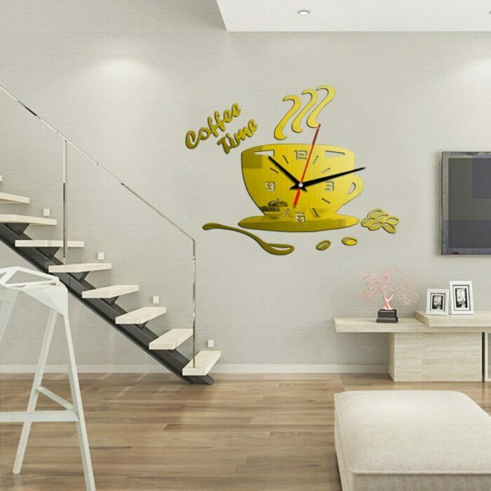 שעון קיר בצורת כוס קפה עם כיתובים