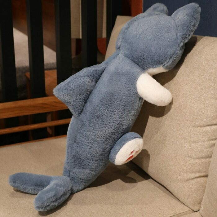 בובה גדולה בעיצוב מדליק של חתול כריש