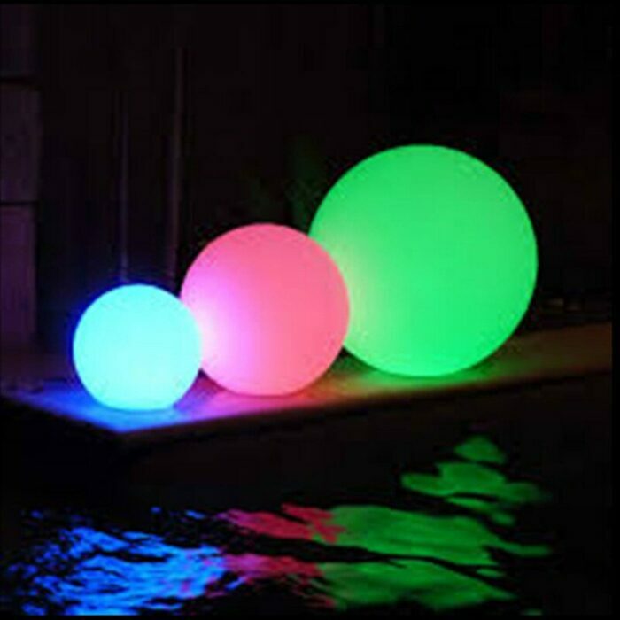 כדור מתנפח לבריכה עם תאורה סולארית וצבעים משתנים באמצעות שלט רחוק