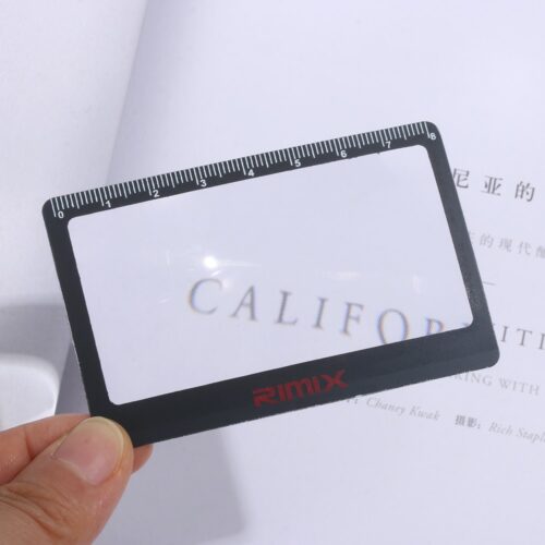 זכוכית מגדלת בגודל של כרטיס אשראי לאחסון נוח בארנק