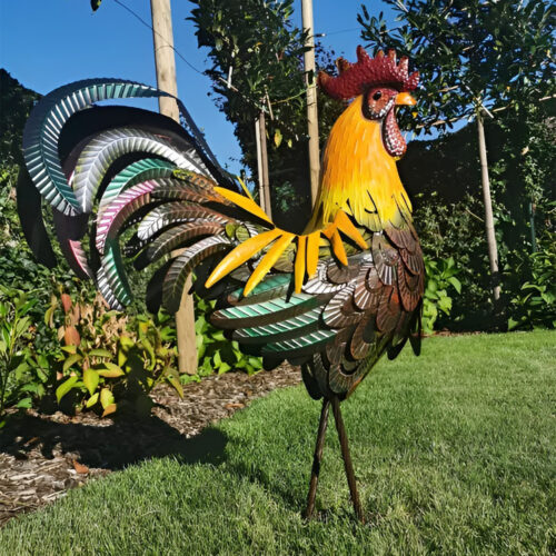 פסל מתכת של תרנגול לחצר ולבית