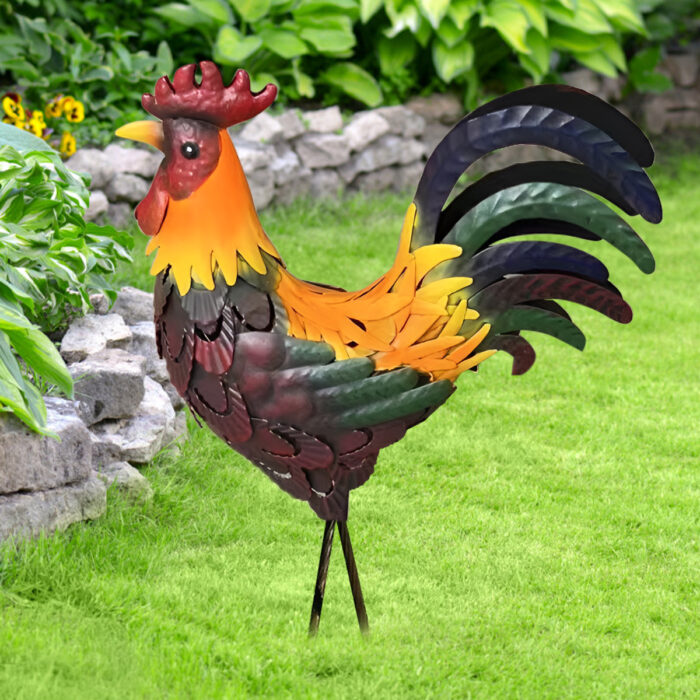 פסל מתכת של תרנגול לחצר ולבית