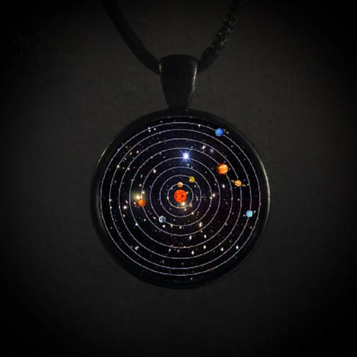 שרשרת מתכת עם תיליון בעיצוב מערכת השמש והחלל