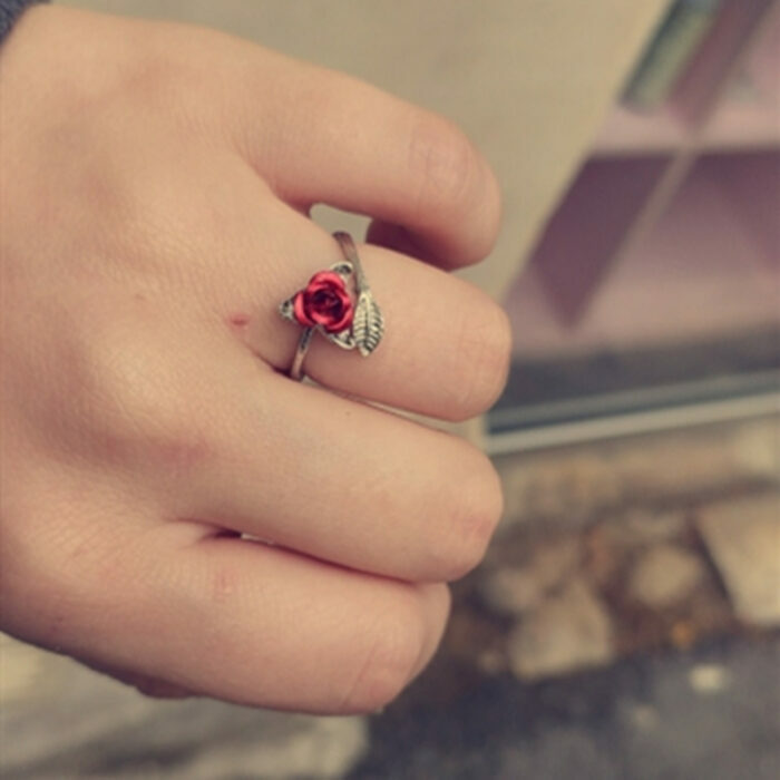 טבעת בעיצוב ורד אדום עם מידה מתכווננת