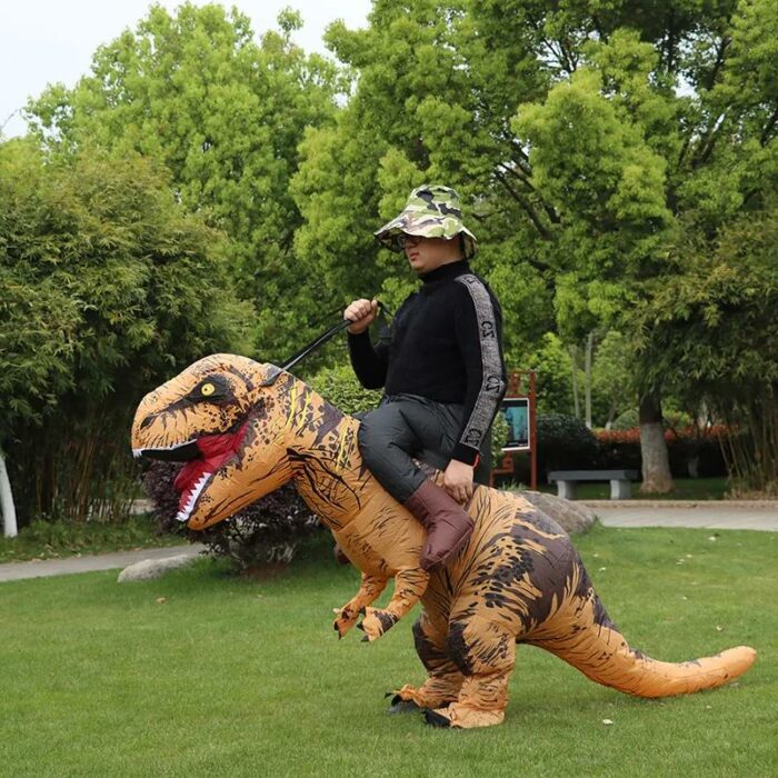 תחפושת בעיצוב איש רוכב על דינוזאור