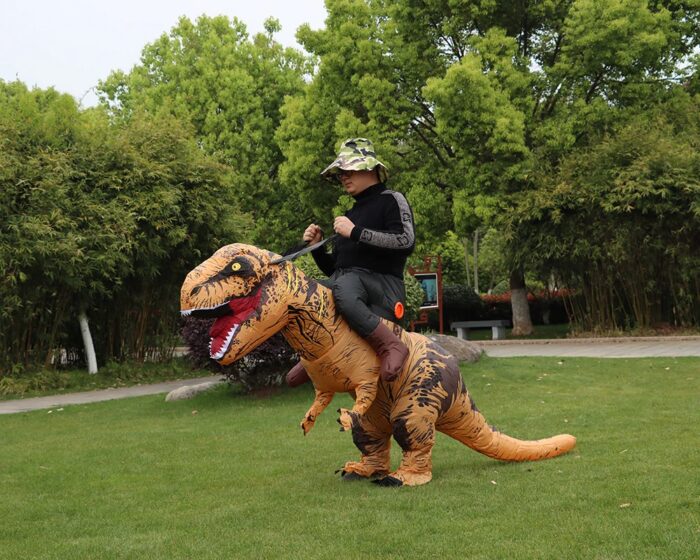 תחפושת בעיצוב איש רוכב על דינוזאור