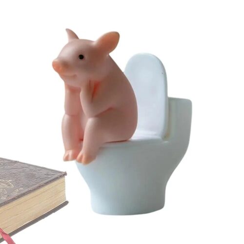 פסלון מצחיק בעיצוב חזיר יושב על אסלה