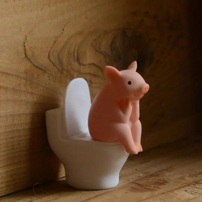 פסלון מצחיק בעיצוב חזיר יושב על אסלה