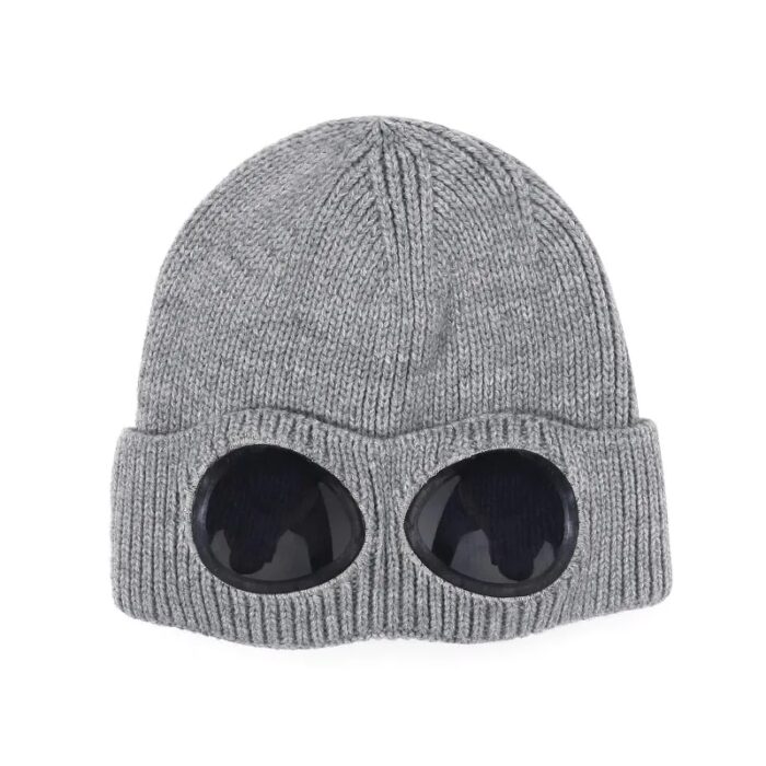 כובע גרב סרוג עם משקפי מגן לעיניים