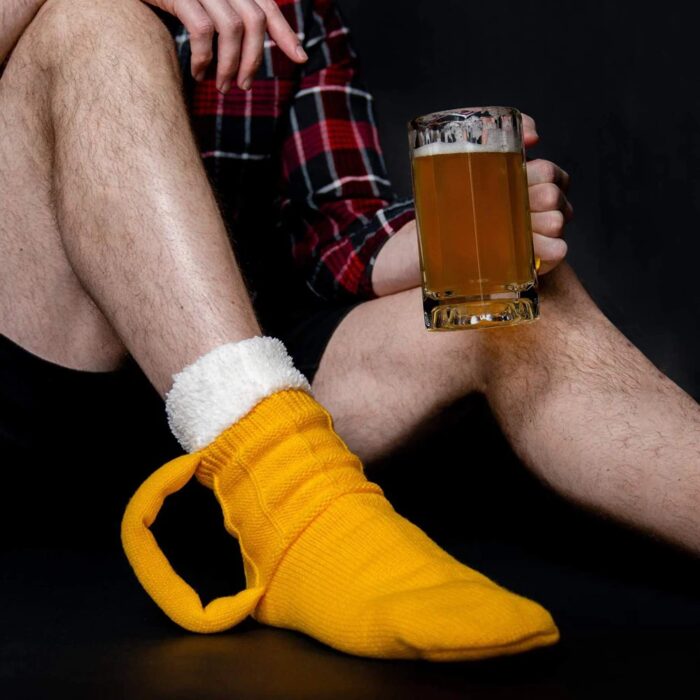 זוג גרביים עבות מחממות בעיצוב ספל בירה עם ידית