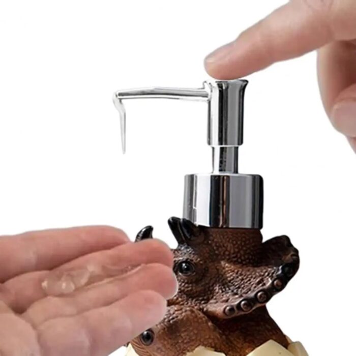 דיספנסר לסבון בעיצוב דינוזאור בוקע מביצה
