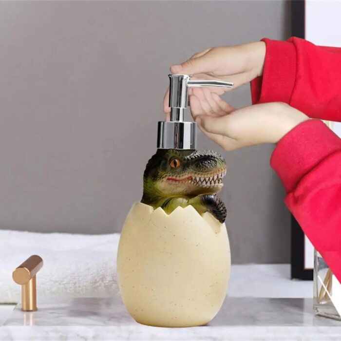 דיספנסר לסבון בעיצוב דינוזאור בוקע מביצה