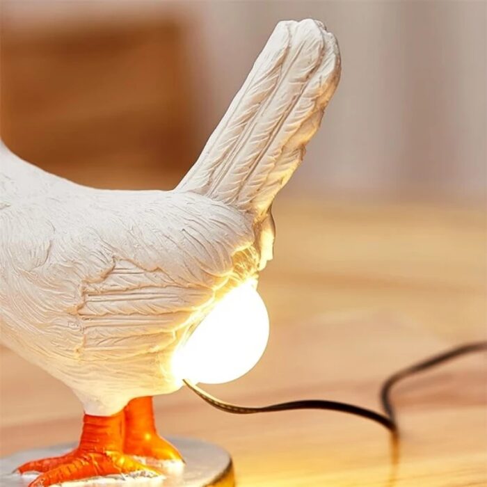 מנורת לילה בעיצוב תרנגולת מטילה ביצה