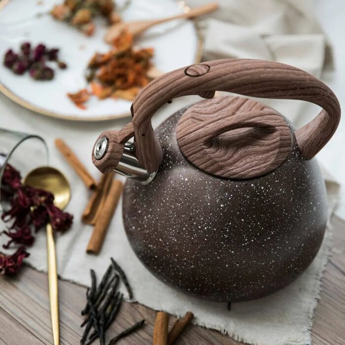 קומקום תה שורק מעוצב מתאים לכל סוגי הכיריים כולל אינדוקציה