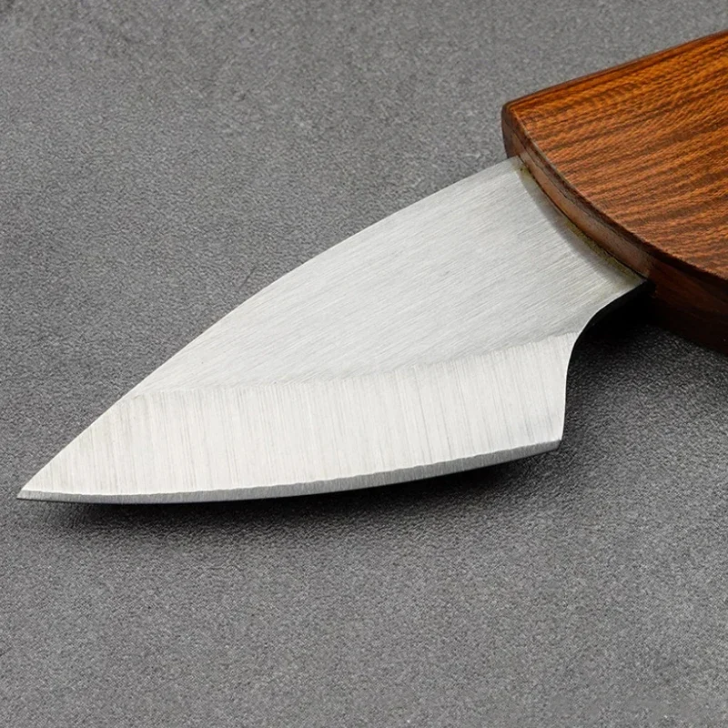 מיני סכין עם ידית ומכסה מעץ