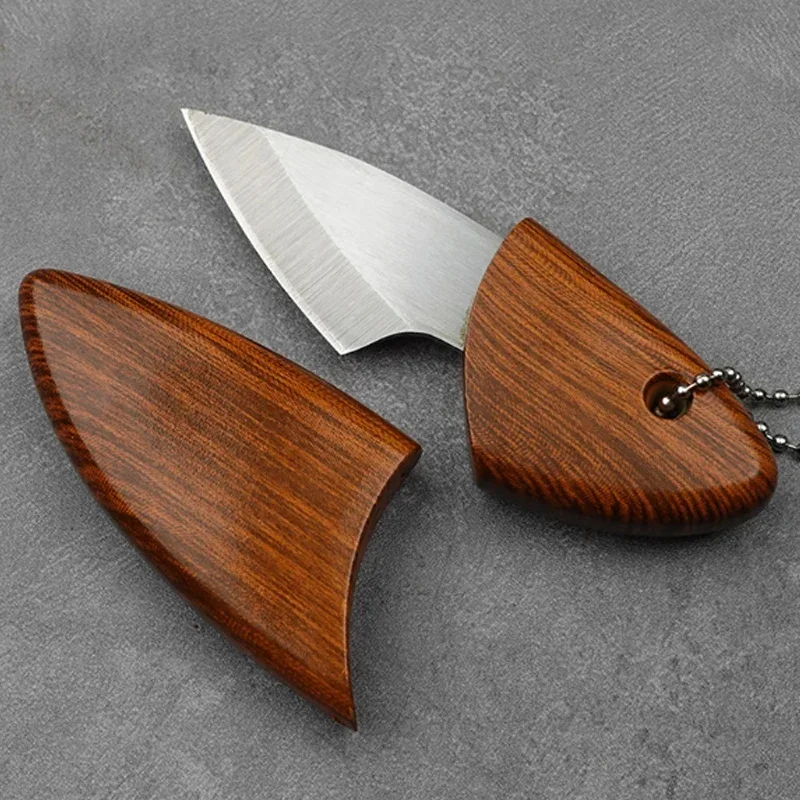 מיני סכין עם ידית ומכסה מעץ