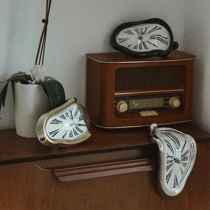 שעון מדף דקורטיבי נמס ונוזל בסגנון סלבדור דאלי