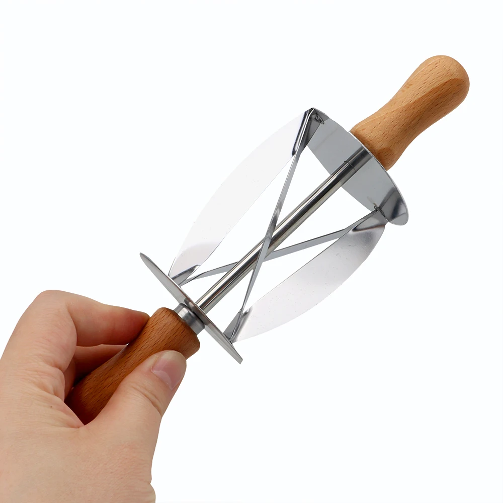 מערוך לחיתוך בצקים לקרואסונים בקלות עשוי נירוסטה עם ידיות עץ