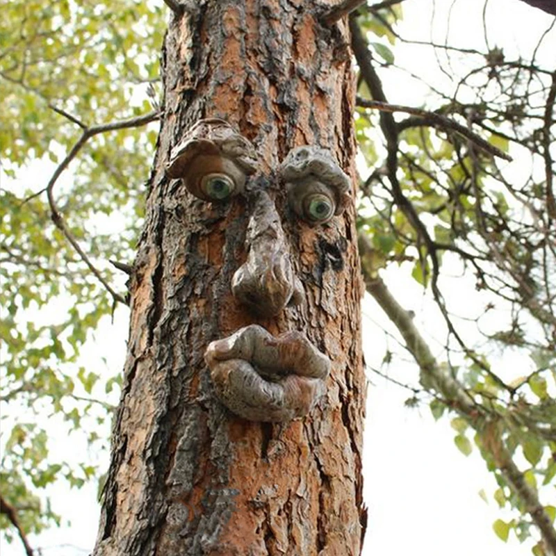 פרצוף של איש זקן מצחיק לגזע עץ במגוון צבעים