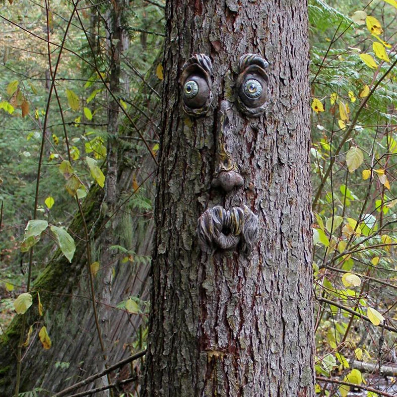 פרצוף של איש זקן מצחיק לגזע עץ במגוון צבעים