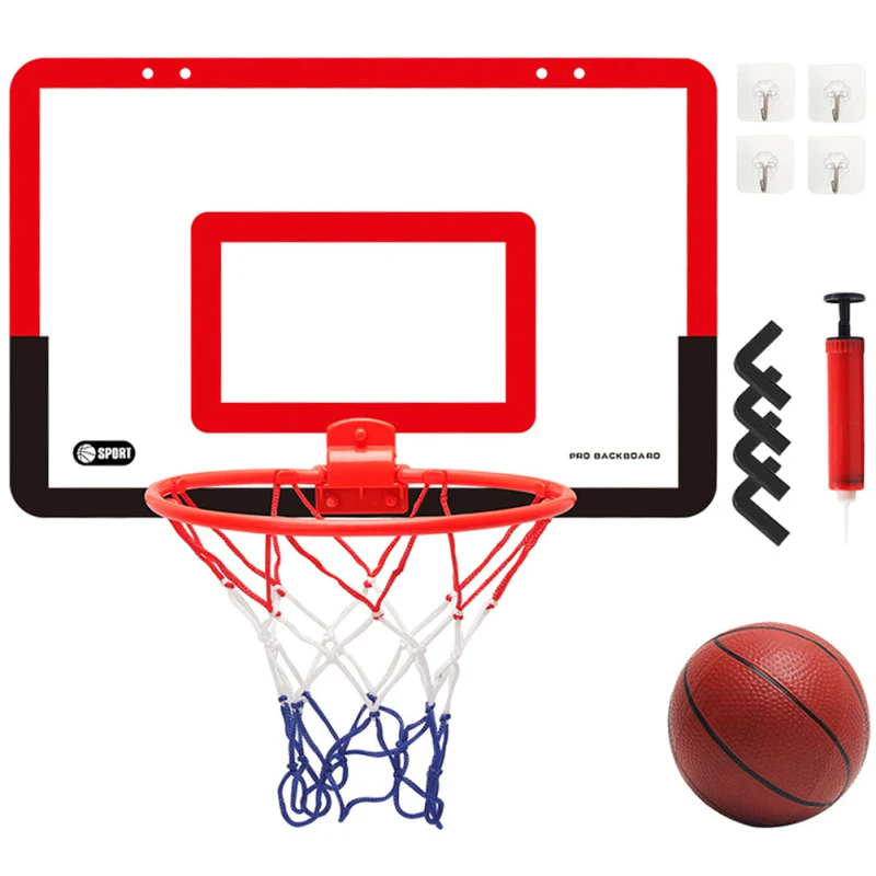 סט בטיחותי מלא כדורסל למשחק בבית עם לוח נתלה על הקיר וסל מתקפל עם כדור ומשאבה