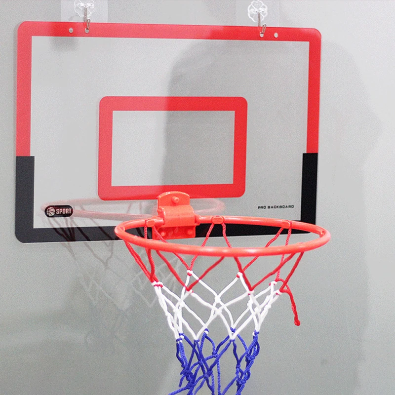 סט בטיחותי מלא כדורסל למשחק בבית עם לוח נתלה על הקיר וסל מתקפל עם כדור ומשאבה