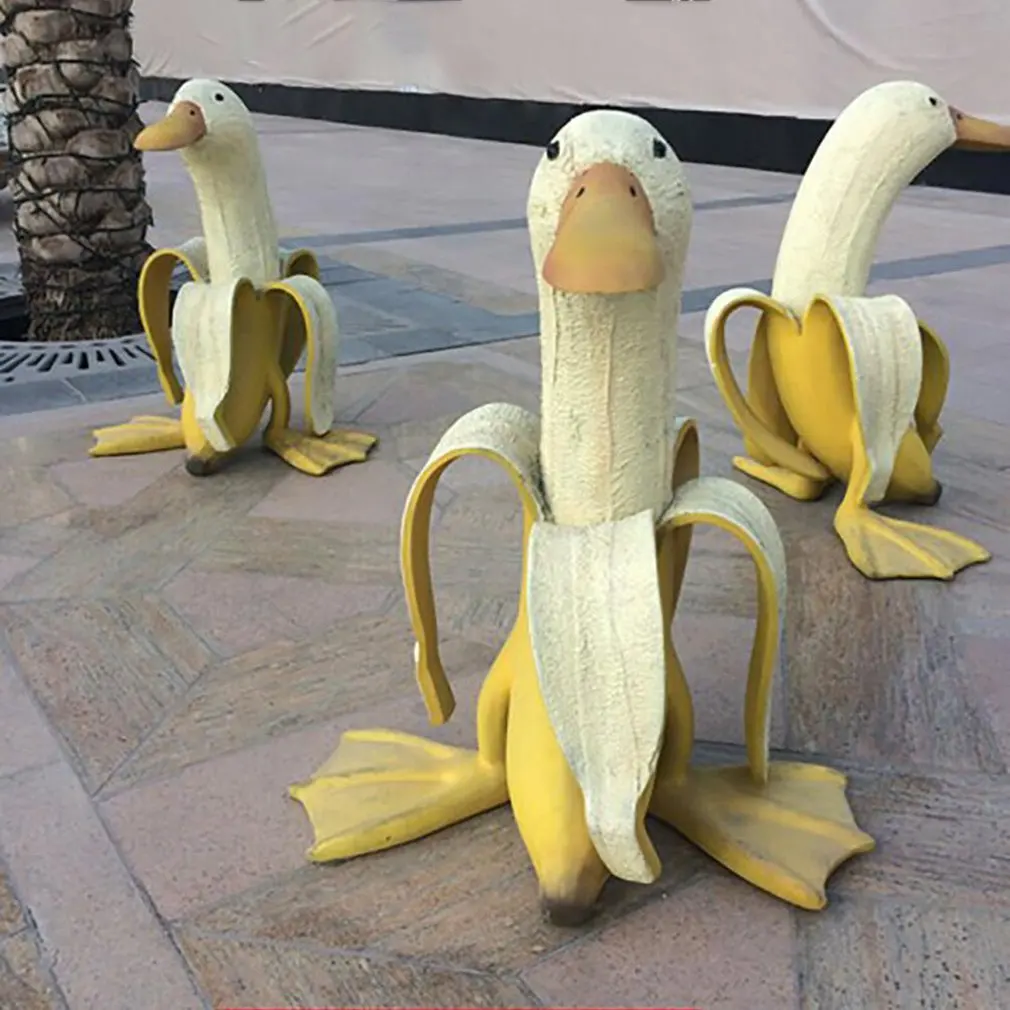 פסל בעיצוב ברווז בננה לבית ולגינה
