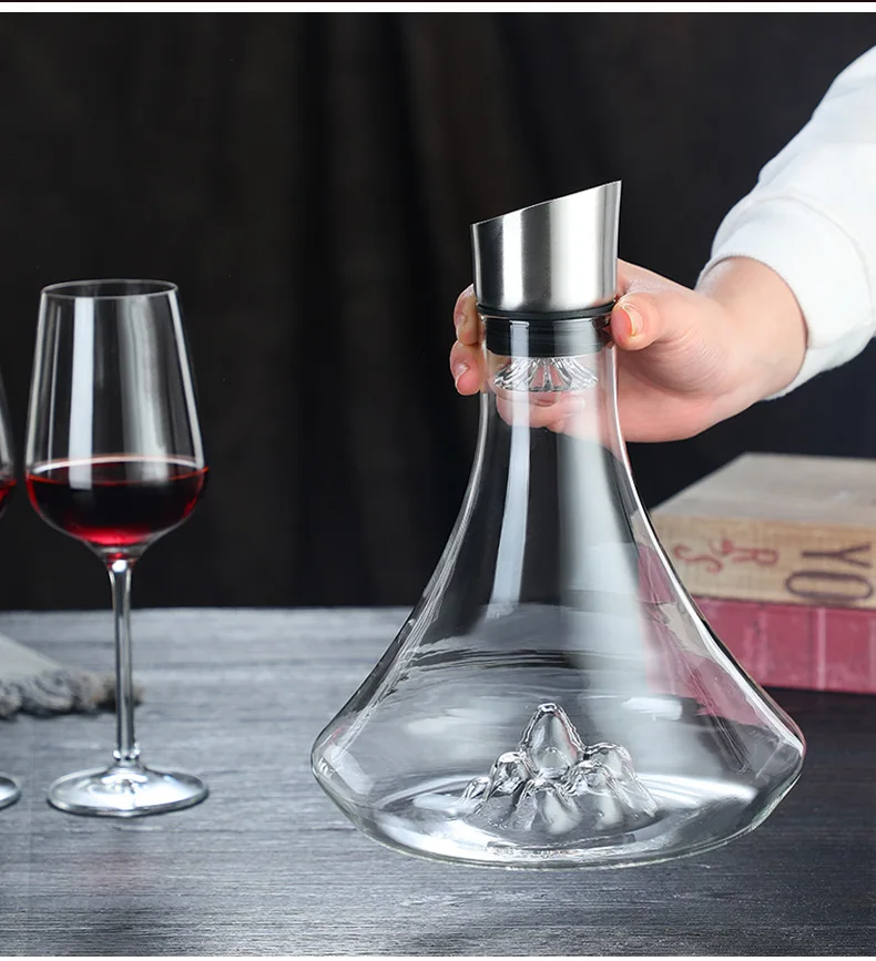 בקבוק דקנטר מזכוכית קריסטל להגשת יין עם פיית סינון ועיצוב של הרים בתחתית הבקבוק