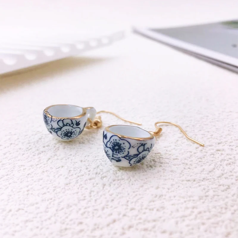 זוג עגילים אופנתיים בעיצוב ספלי קפה קרמיים בצבעי כחול לבן