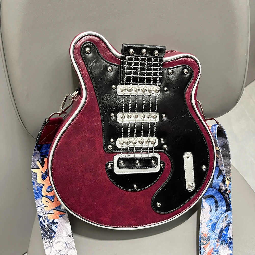 תיק בעיצוב גוף של גיטרה במגוון צבעים עם רצועת נשיאה נוחה