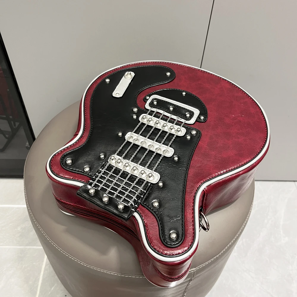תיק בעיצוב גוף של גיטרה במגוון צבעים עם רצועת נשיאה נוחה