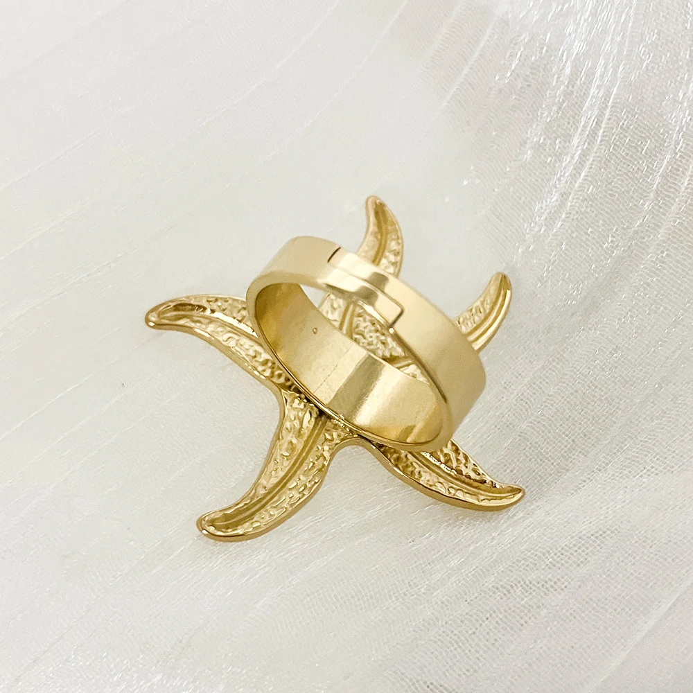 טבעת בעיצוב כוכב ים מצופה זהב 14K עם מידה פתוחה מתכווננת לכל האצבעות