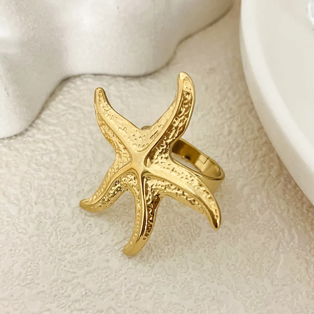 טבעת בעיצוב כוכב ים מצופה זהב 14K עם מידה פתוחה מתכווננת לכל האצבעות