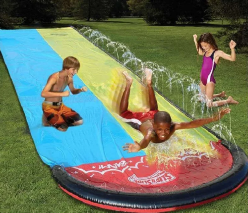 מגלשת מים לחצר מתנפחת מתחברת לצינור מים ומשפריצה להחלקה וכיף לכל המשפחה